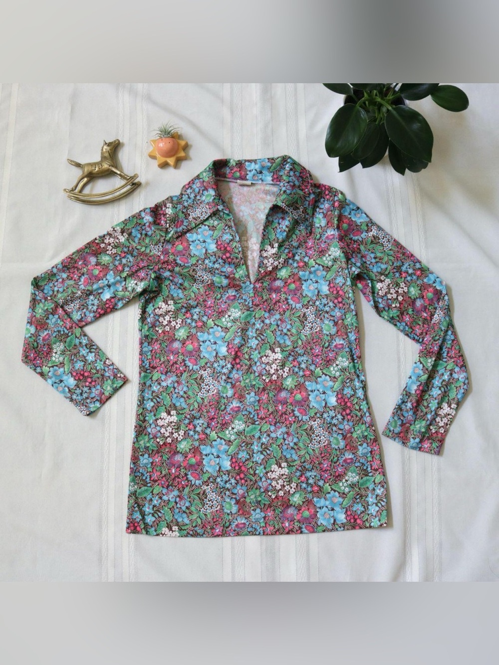 Beautiful 70's style dagger collar floral long sleeve blouse